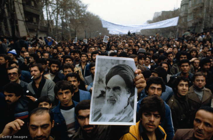 Khomeini ajatollah fényképe egy sahellenes tüntetésen 1978-ban