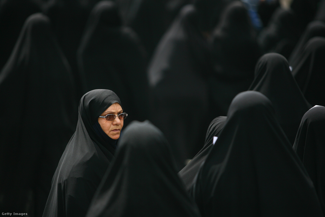 Nők egy tüntetésen Teheránban