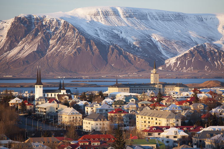 A tizedik helyen Reykjavík, Izland fővárosa áll, amely a természeti csodák kapujaként szolgál, köztük olyan nevezetességekkel, mint a Geysir, a Gullfoss vízesés, és a Blue Lagoon