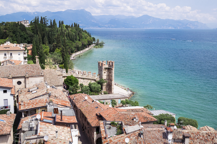 A tizenhetedik helyen Sirmione, Olaszország áll, amely a Garda-tó déli partjának gyöngyszeme