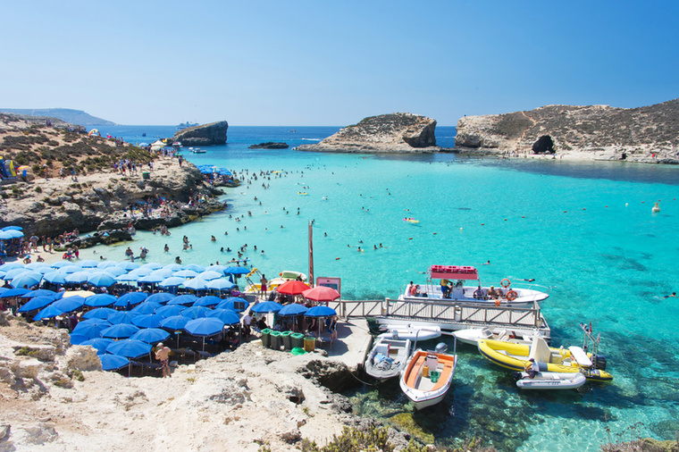 A dobogó harmadik fokára a Kék Lagúna segítségével Málta került, amely a Comino sziget és a Cominotto szigetecskéje között megbújó, lenyűgözően türkizkék vizeiről ismert