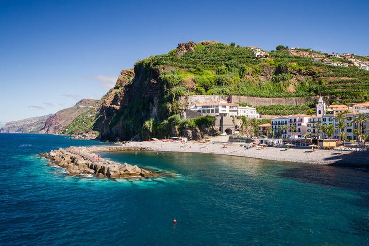 A hetedik helyre Madeira, Portugália csodálatos szigetcsoprtja került, amely a Csendes-óceánban található, és Portugália egyik autonóm régiójaként büszkélkedhet lenyűgöző tájaival, kiváló borokkal és az egész évben át tartó kellemes éghajlattal