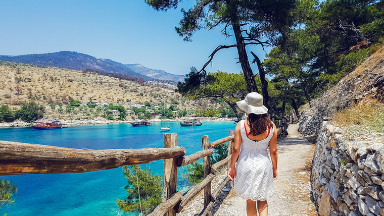 A huszadik helyen Thasszosz, Görögország áll, egy varázslatos sziget az Égei-tengerben, amely a dús zöld növényzettel, gazdag történelmi emlékekkel és kristálytiszta vizekkel kápráztatja el látogatóit