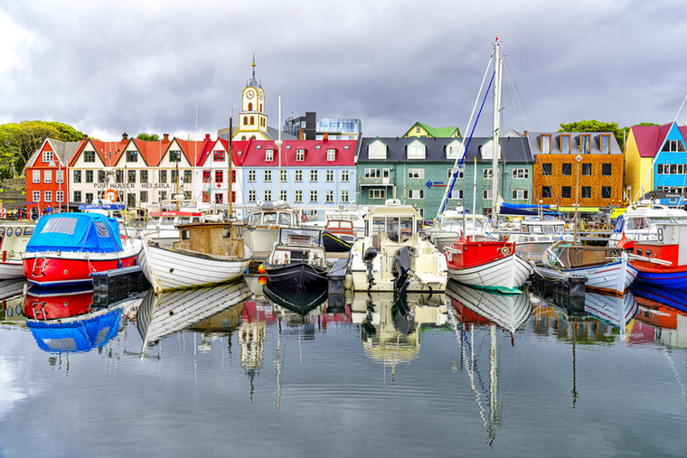 A tizenhatodik helyen a Feröer-szigetek állnak, egy lenyűgöző szigetcsoport, amely az Atlanti-óceán északi részén helyezkedik el és Dániához tartozik