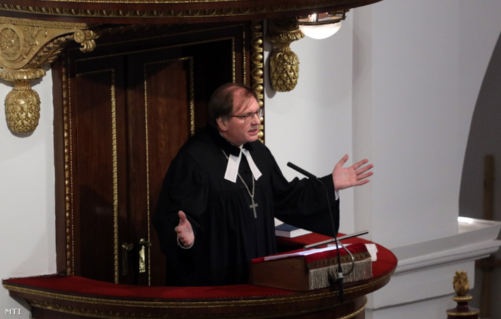 Fabiny Tamás, a Magyarországi Evangélikus Egyház elnök-püspöke igét hirdet az Ökumenikus Imahét záróalkalmán a debreceni református nagytemplomban 2023. január 22-én