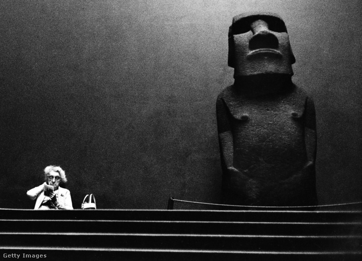 Idős nő ül a londoni British Museumban kiállított kőszobor mellett 1967-ben