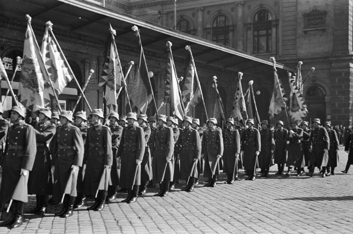 A Keleti pályaudvar érkezési oldala. A Bólyai Akadémia díszszázada a Szovjetunióból hazahozott 1848-as honvédzászlókkal, 1941. március 23.