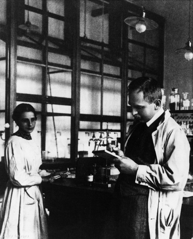 Otto Hahnnal a laboratóriumban