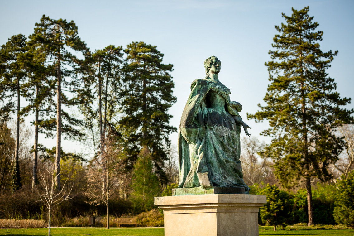 Mária Terézia szobra a gödöllői Grassalkovich-kastély parkjában