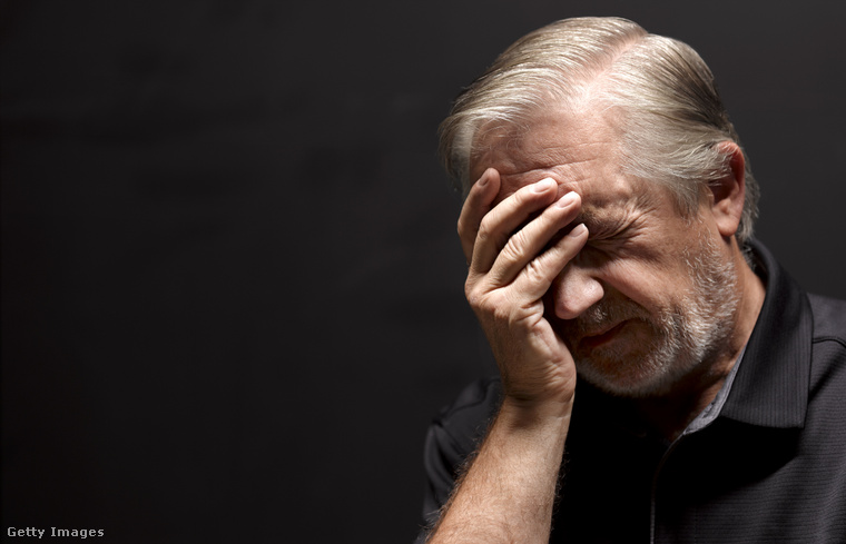 Egy férfinek fáj a feje. (Fotó: Peter Dazeley / Getty Images Hungary)