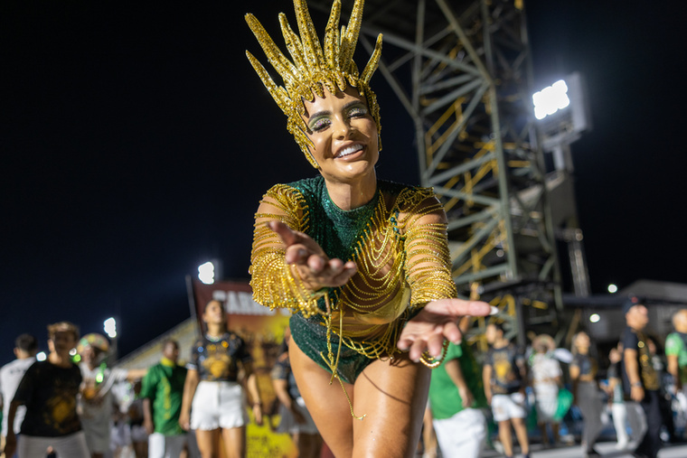 Teljes pompájában zajlik a riói karnevál, amely a világjárvány okozta leállást követően újra megnyitotta kapuit, így a világhírű esemény ismét teljes fényében tündököl.