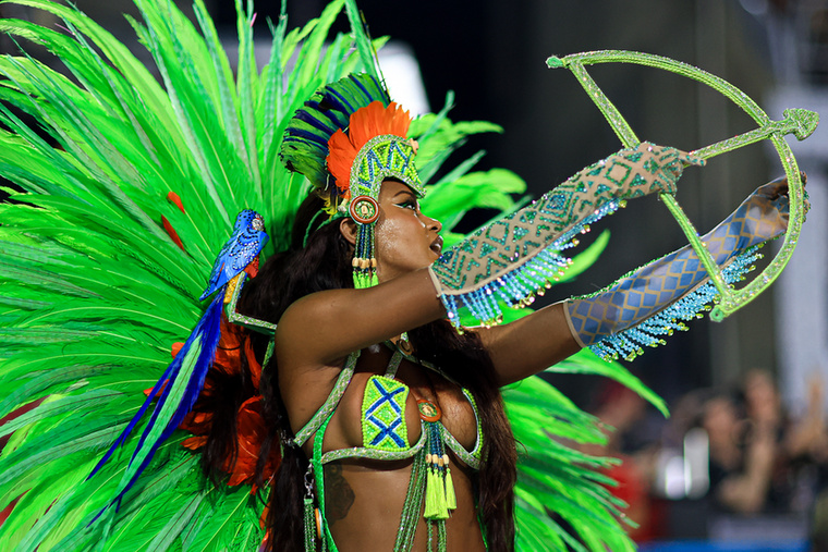 Rio de Janeiro mellett Salvador és Recife városokban is tartanak szabadtéri partikat, valamint újabban Sao Paolo is nagy attrakciónak számít, bővítve ezzel a karneváli ünneplések geográfiai kiterjedését.