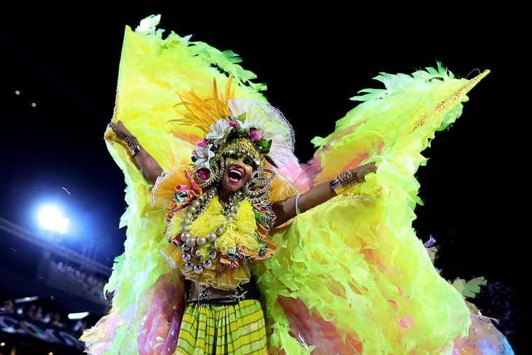 A leginkább várt látványosság a riói szambaiskolák felvonulása, amely a karnevál egyik csúcspontja, bemutatva a helyi kultúra és tánc különleges formáját.