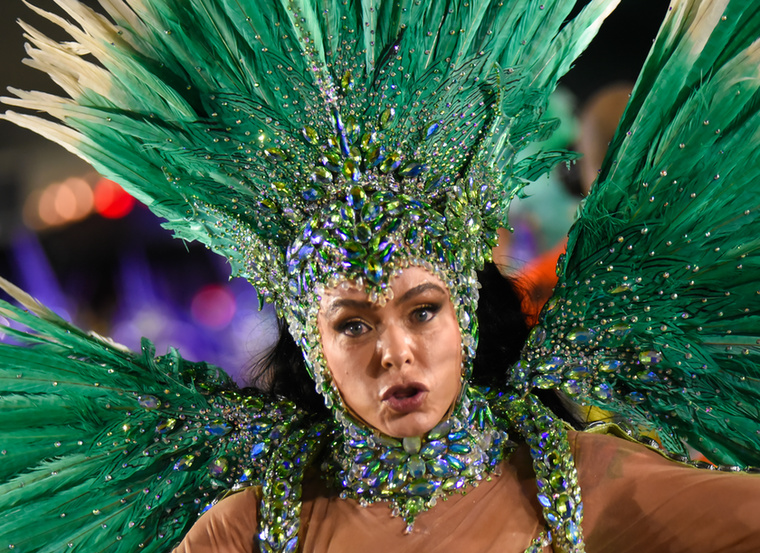Megmutatjuk azokat a fényűző ruhákat, amelyekben az idei Rio de Janeiró-i karnevál fellépői ragyogtak, bepillantást engedve a világ egyik legvarázslatosabb ünnepébe