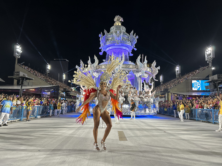 A riói idegenforgalmi ügynökség becslései szerint a bárokban, éttermekben és szállodákban nagyjából egymillió dollár bevételre számítanak, ami a karnevál jelentős gazdasági hatását mutatja a helyi vendéglátóiparra és turizmusra nézve.