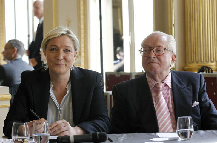 A francia szélsőjobboldali Front National (FN) alapítója és tiszteletbeli elnöke, Jean-Marie Le Pen (jobbra) és lánya, Marine Le Pen, az FN pártelnöke sajtótájékoztatón, amelyen bemutatják az európai parlamenti választásokra készülő választási kampányukat 2014. április 22-én Párizsban, Franciaországban