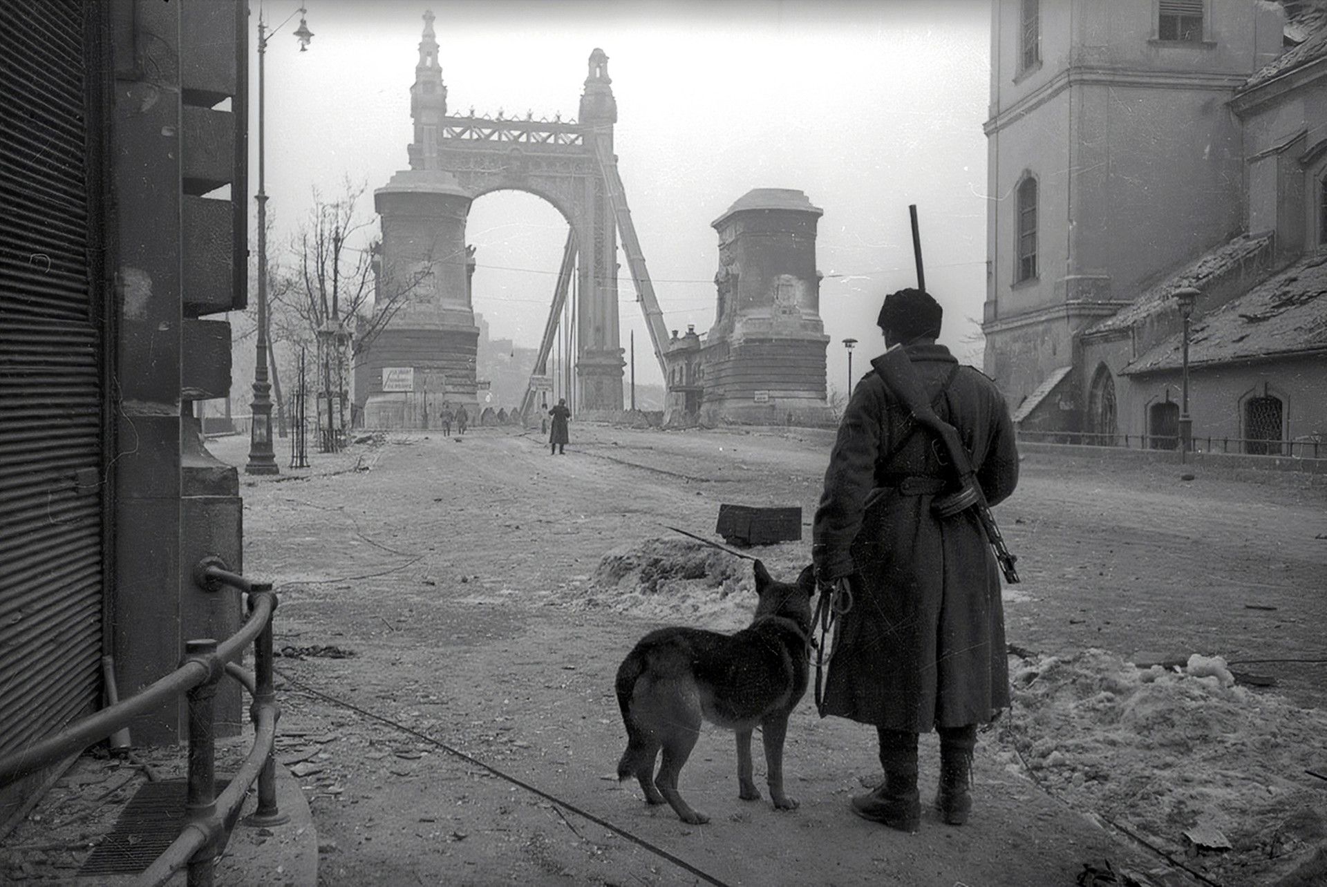 10 Vörös Hadsereg 1945 Szabad sajtó (Eskü) út az Erzsébet híd fe