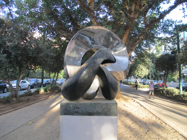 Tel-Avivban szobrot állítottak a gordiuszi csomónak
