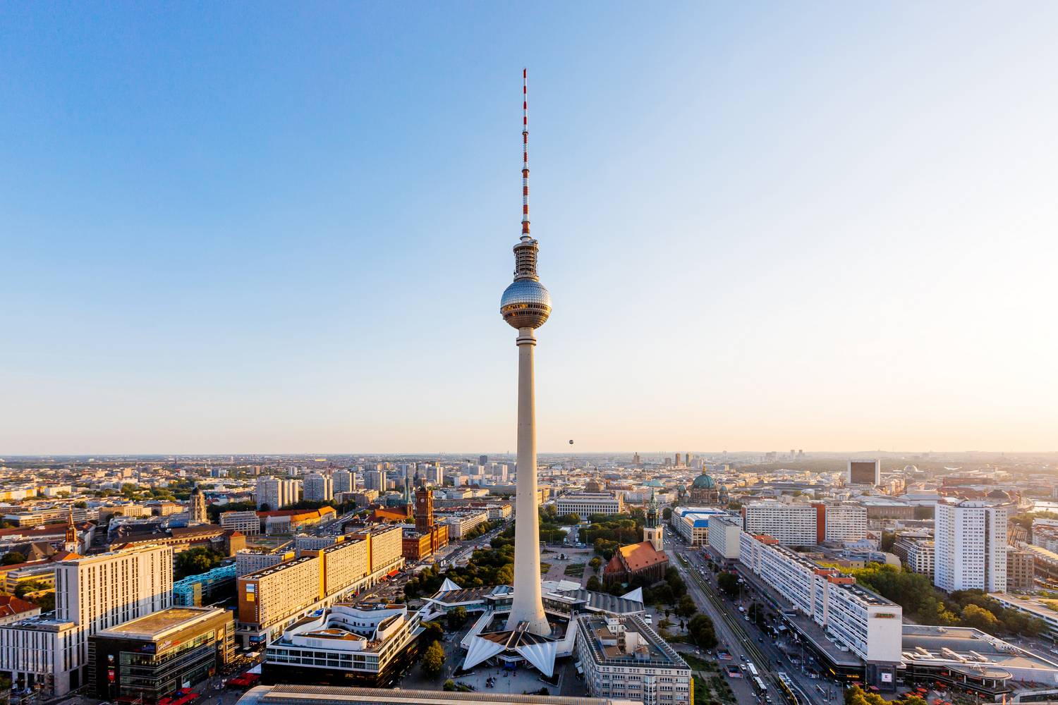 Németország legmagasabb épülete a főváros központjában álló berlini tévétorony, melynek tetején egy 360 fokos panorámával kecsegtető, körben forgó étterem és bár működik. Bár kétségtelenül nagy élmény a látvány, sokan mégis túl drágának és lélektelennek ítélték meg, ahova felesleges órákig sorban állni. A kiábrándító látnivalók listáján az első helyre került.