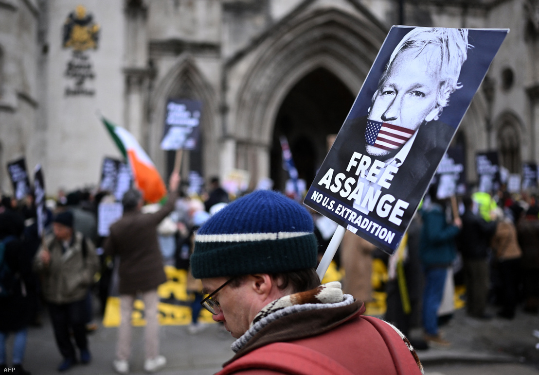 Tüntetők plakátokat tartanak, miközben a Royal Courts of Justice brit legfelsőbb bíróság előtt demonstrálnak London központjában 2024. február 20-án