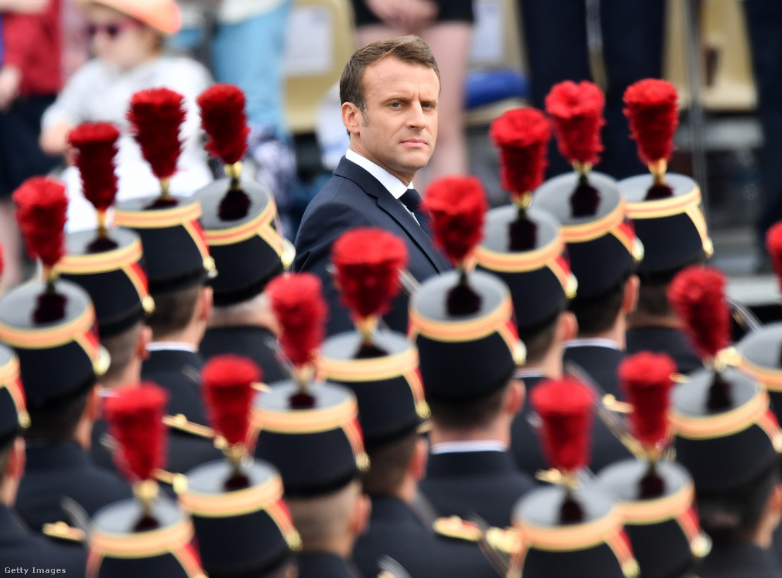 Emmanuel Macron francia elnök tiszteleg a katonák előtt Párizsban, Franciaországban 2019. július 14-én