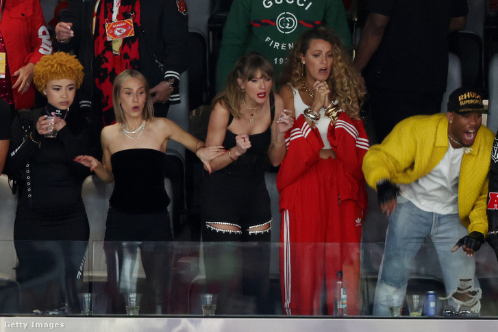 Taylor Swift és a piros melegítős Blake Lively a Super Bowl döntőjén