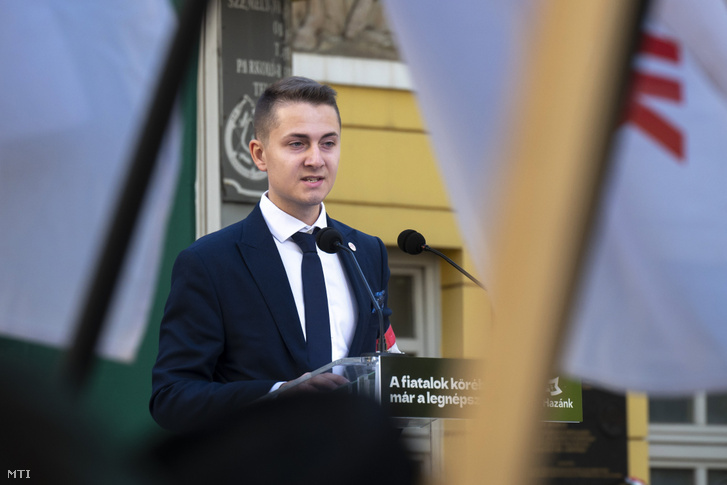 Binder Csaba, a Mi Hazánk Ifjainak elnöke beszédet mond a párt megemlékezésén a budapesti Corvin közben az 1956-os forradalom és szabadságharc 67. évfordulóján, 2022. október 23-án