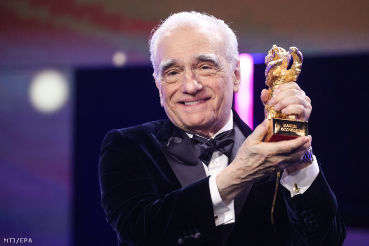 Martin Scorsese amerikai rendező az életművéért átvett tiszteletbeli Arany Medve díjjal a 74. Berlini Nemzetközi Filmfesztiválon 2024. február 20-án