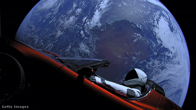 Elon Musk Teslája azóta is a Nap körül kering