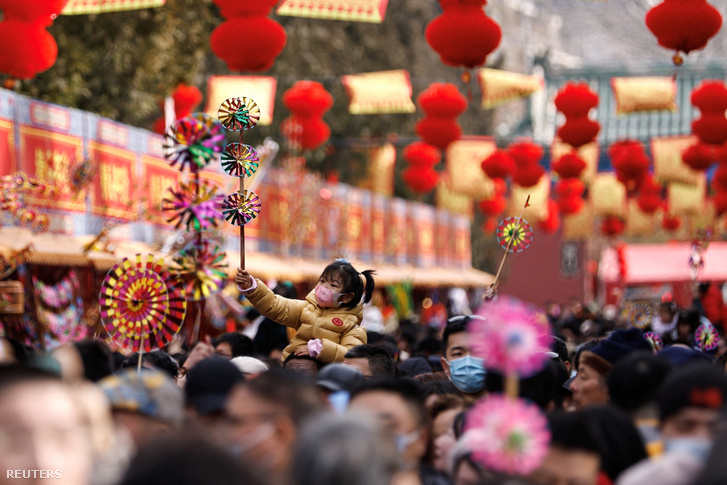 Ünneplő emberek egy templomi vásáron a holdújév ünnepségei alatt Pekingben, Kínában 2024. február 11-én