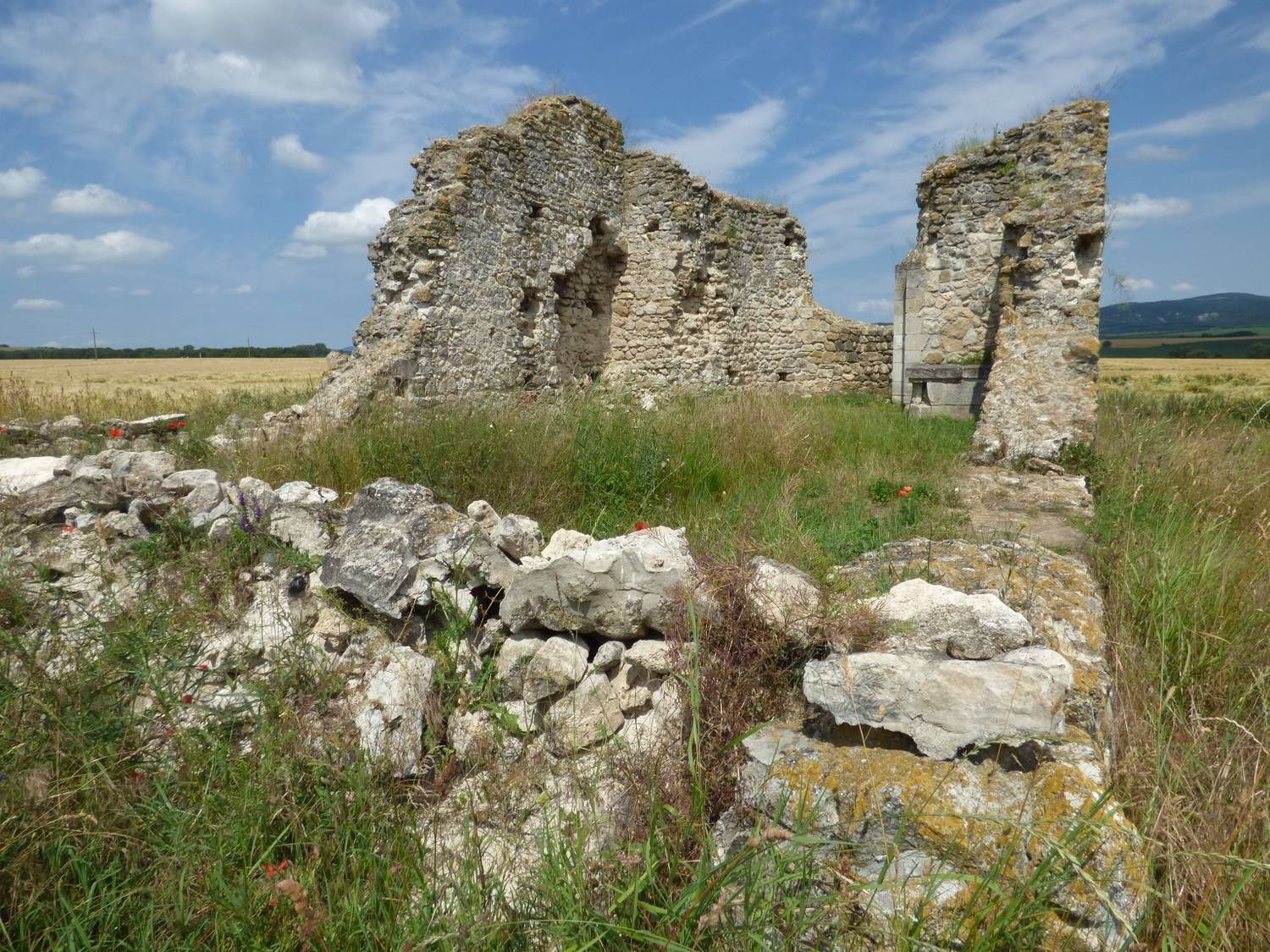 Zsámbék romtemplomát sokan ismerik, pedig a szomszédos Tök is büszkélkedhet tisztes múltú romokkal, mégpedig egy XII. századi, román stílusú templom maradványaival.