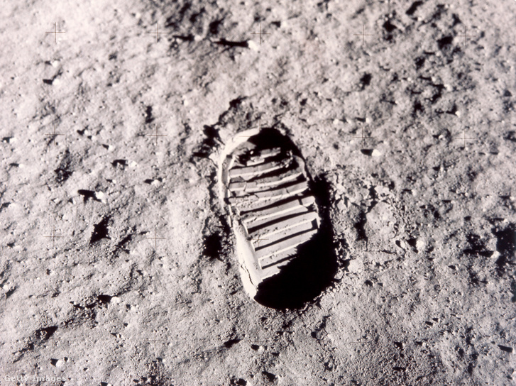 Az Apollo–11 űrhajósai átal hagyott lábnyom a Holdon, 1969. július 20-án