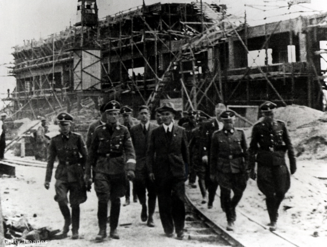 Himmlerrel sétál a kép jobb szélén látható Höss egy koncentrációs táborban