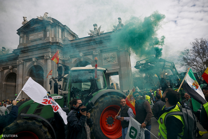 Spanyol gazdálkodók tüntetnek Madridban, Spanyolországban 2024. február 21-én