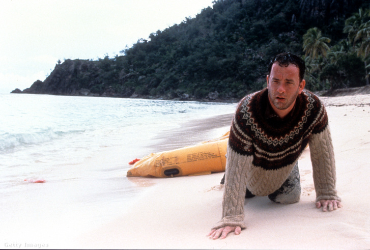Tom Hanks egy sziget partján a Számkivetett című film egyik jelenetében