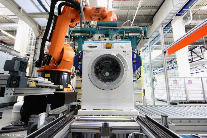 Egy robot mosógépeket szerel össze a Bosch egy németországi gyárában 2010. február 8-án