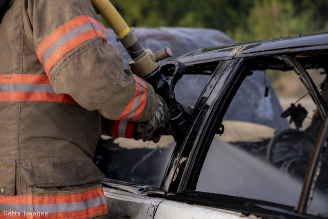 Baleset esetén nehéz dolguk van a tűzoltóknak, az elektromos autók robbanásveszélyesek lehetnek