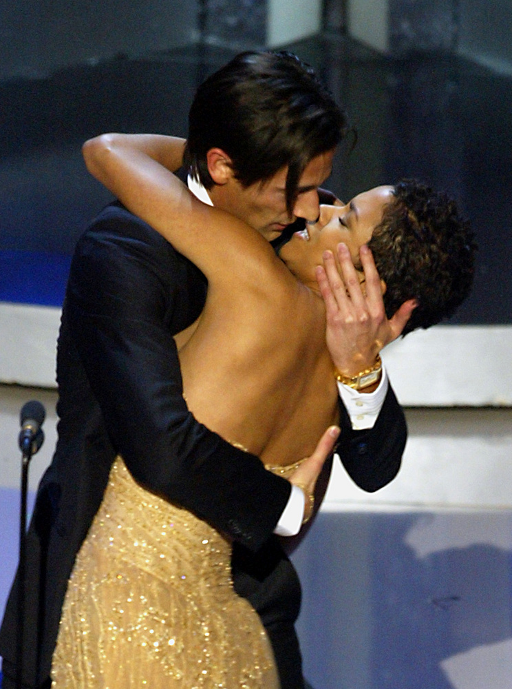 Adrien Brody és Halle Berry, 2003&nbsp;2003-as Oscar-gálán Adrien Brody meglepetésszerűen megcsókolta Halle Berryt, amikor átvette a "Zongorista" című filmjéért járó legjobb férfi főszereplőnek járó Oscar-díjat