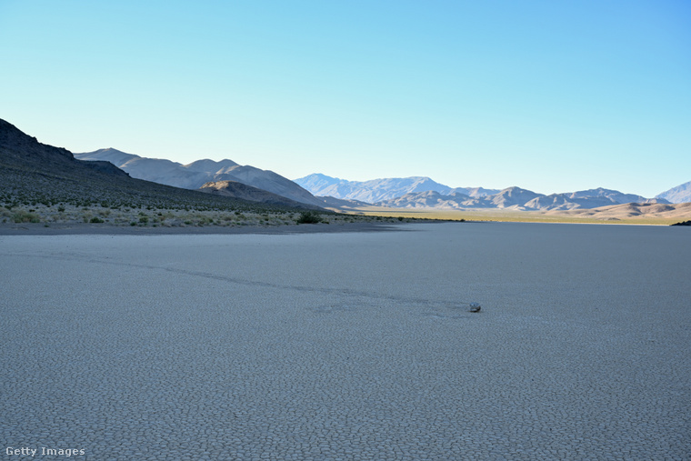 "Mozgó kövek" a kaliforniai Death Valley-ben. (Fotó: Anadolu / Getty Images Hungary)