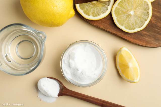 A só és a citrom jó szolgálatot tehetnek a fa vágódeszka tisztításánál