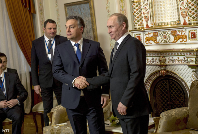 Vlagyimir Putyin orosz államfő fogadja a hivatalos moszkvai munkalátogatáson tartózkodó Orbán Viktor miniszterelnököt a Moszkva környéki novo-ogarjovói rezidenciáján 2014. január 14-én.