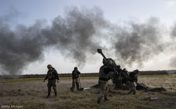 Egy ágyúlöveg az orosz csapatok által ellenőrzött pontokat veszi célba, hogy támogassa az ukrán hadsereget, miközben az orosz–ukrán háború folytatódik Herszon megyében, Ukrajnában, 2022. november 05-én