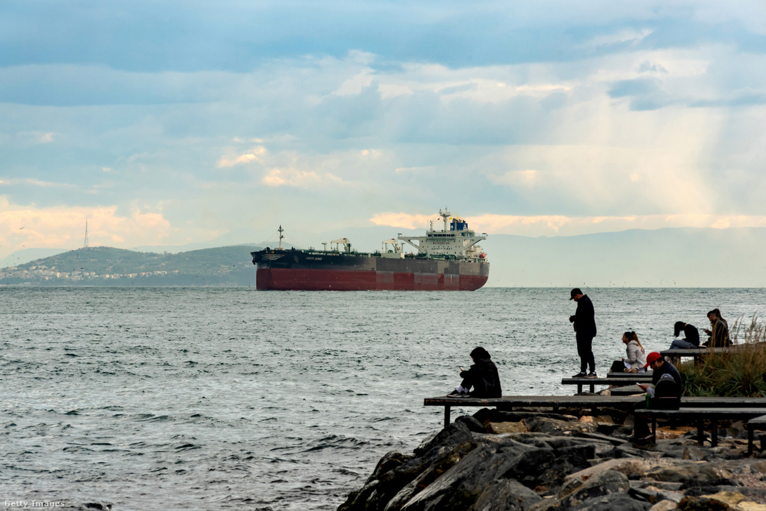 Egy nyersolajszállító tartályhajó a Boszporuszba belépve egyenesen a Fekete-tenger és az oroszországi Novorosszijszk kikötője felé tart