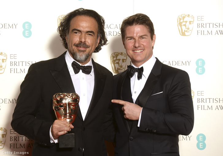 Alejandro G. Iñárritu (b) a legjobb filmnek járó díjjal, és Tom Cruise (j) az EE British Academy Film Awards díjátadóján a Royal Opera House-ban, Londonban, 2016. február 14-én