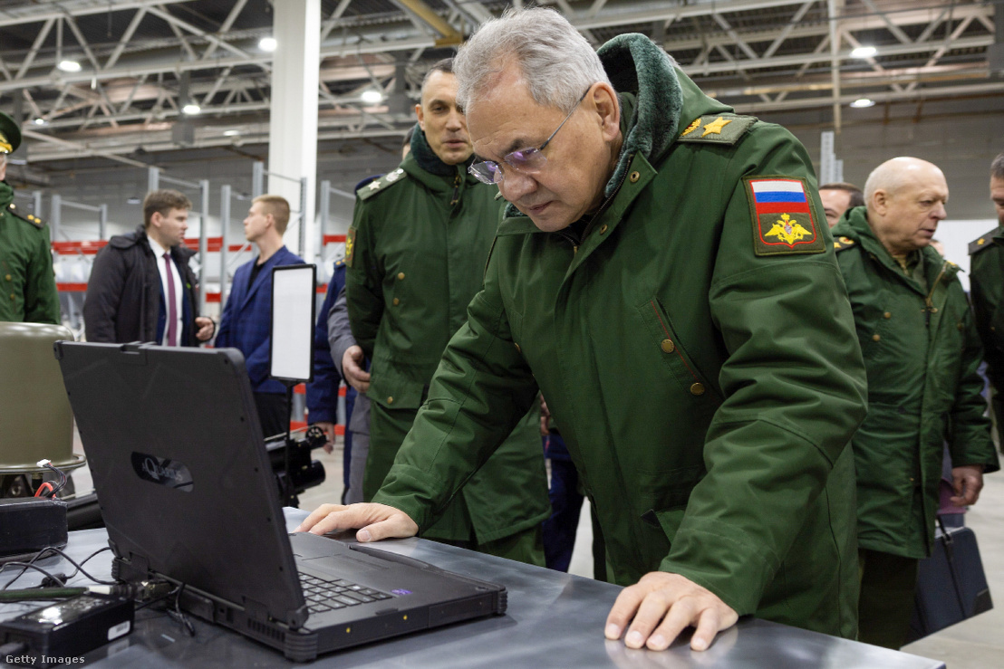 Szergej Sojgu orosz védelmi miniszter ellenőrzi az UAV-ok gyártására vonatkozó államvédelmi utasítás végrehajtását 2024. február 10-én