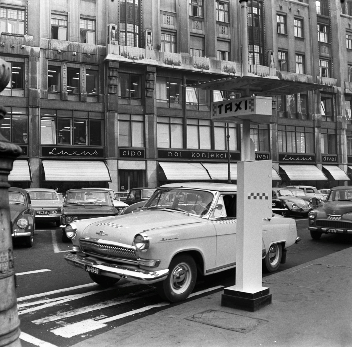 A Vörösmarty téri taxiállomás, háttérben a Luxus Áruház, 1969