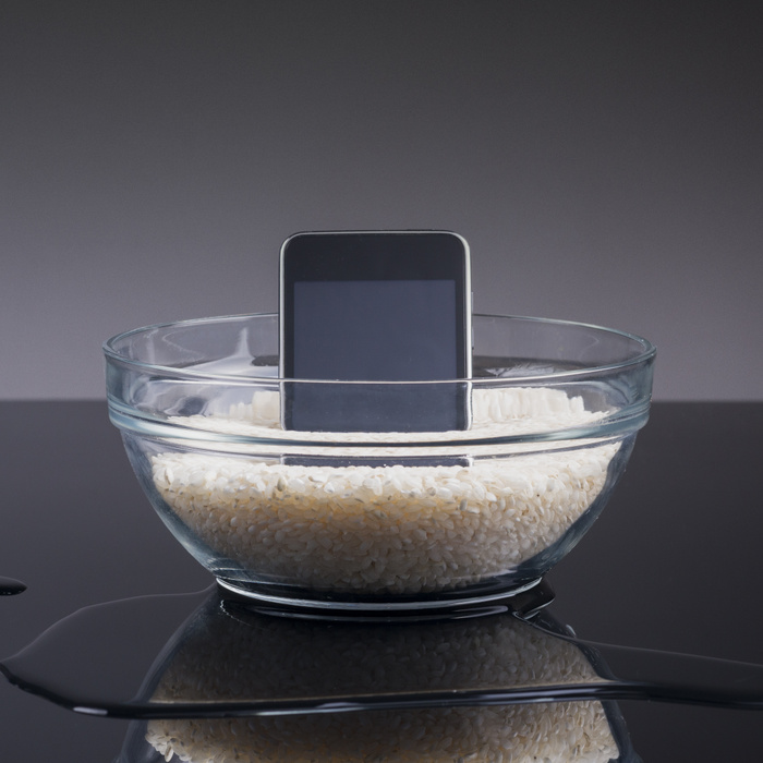 Kiderült, hogy van-e értelme rizsbe tenni az elázott mobiltelefont