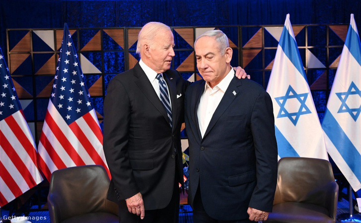Joe Biden amerikai elnök (b) és Benjámin Netanjahu izraeli miniszterelnök (j) találkozója Tel-Avivban, Izraelben, 2023. október 18-án