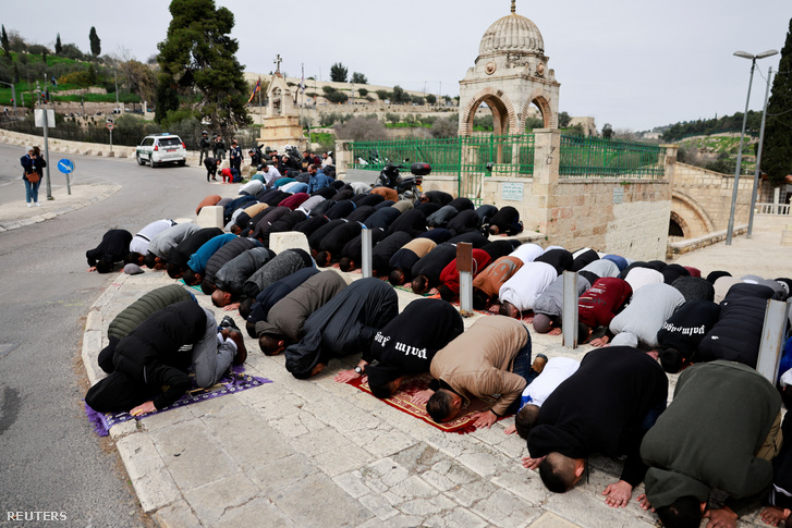 Palesztin muzulmánok a pénteki imán Jeruzsálemben, 2024. február 23-án