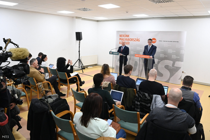 Kocsis Máté, a Fidesz (j) és Simicskó István, a Kereszténydemokrata Néppárt (KDNP) frakcióvezetője a Fidesz–KDNP kihelyezett frakcióüléséről tartott sajtótájékoztatón Balatonalmádiban 2024. február 22-én